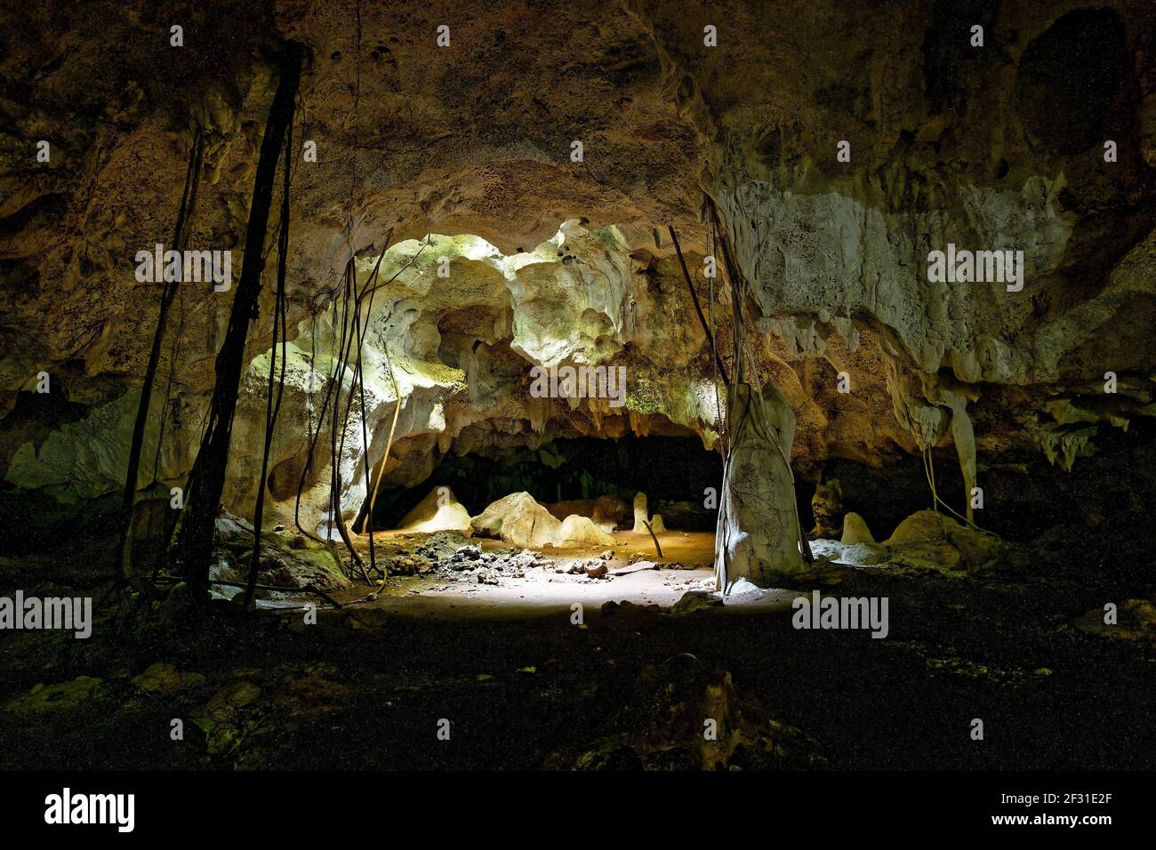 Grotte di Kiwengwa sull'isola di Zanzibar in Tanzania, adorano gli antenati della gente del posto, doni alle pietre sante, stalagmiti e stalattiti formate dal dissolv dell'acqua Foto Stock