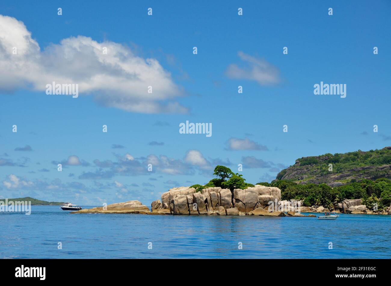 Vista mare del Parco Nazionale Marino Ile Cocos (Isola Cocos) e isola Felicite. Seychelles Foto Stock