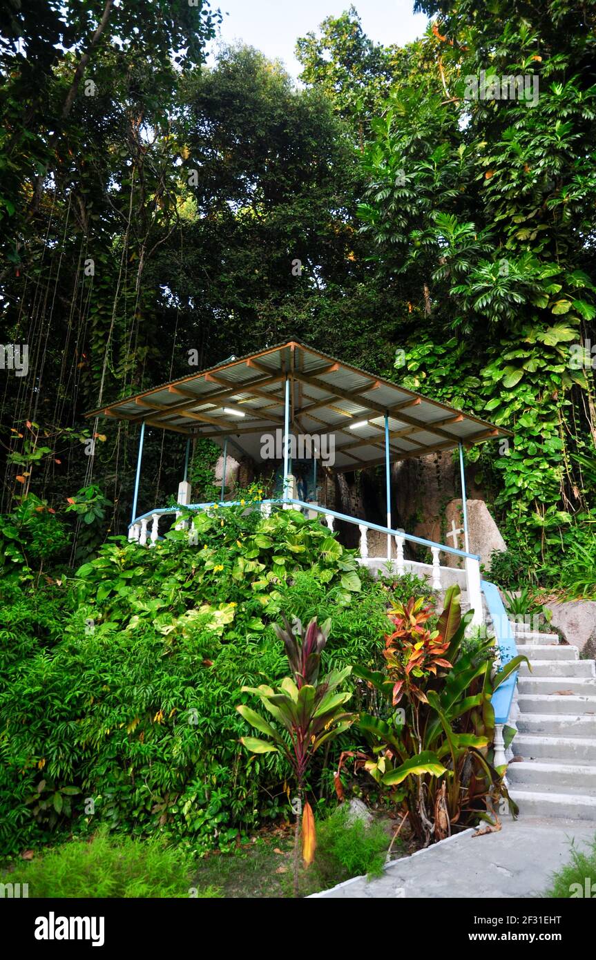 Santuario cristiano con la Vergine Maria sul lato di una strada, la Digue Island, Seychelles Foto Stock