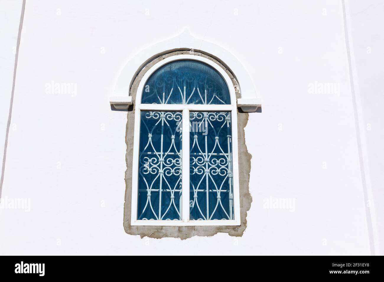 Finestre ad arco su parete bianca. Dettagli dell'architettura romana Foto Stock