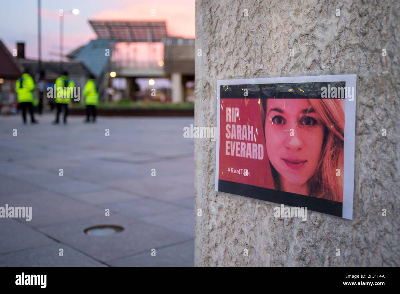Poster in omaggio alla femmina assassinata Sarah Everard fuori dalla stazione ferroviaria di Southend Victoria, Essex, Regno Unito. La polizia si adparte per dissuadere la presenza di vigil Foto Stock