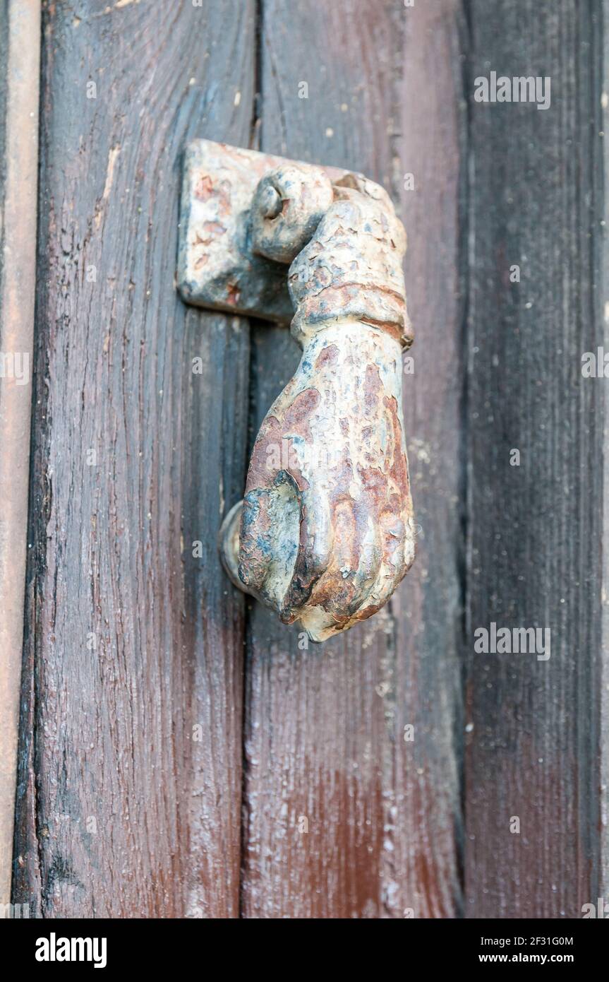 Vecchio pomello su una porta di legno, Talamanca, Catalogna, Spagna Foto Stock