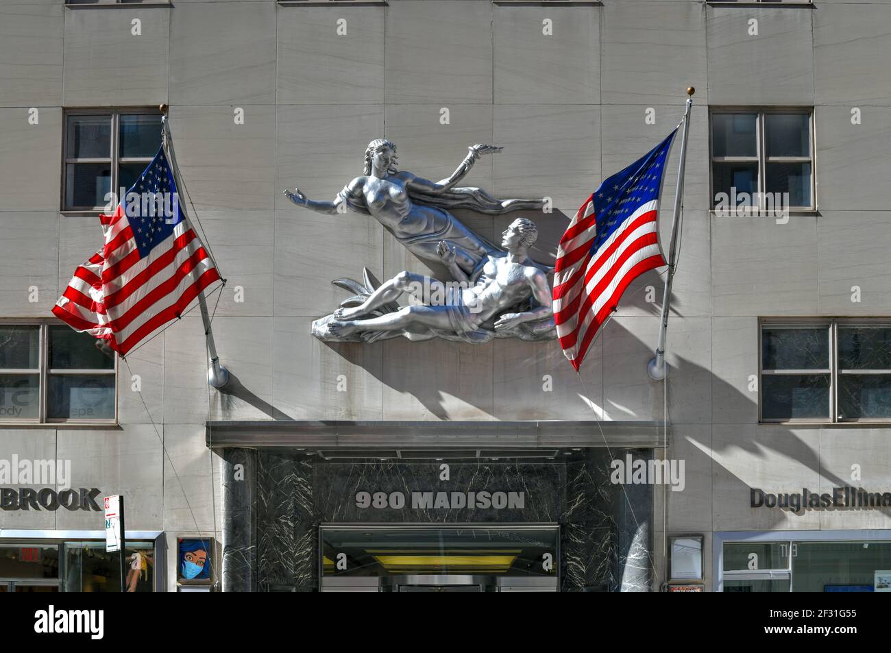 New York City - 21 Febbraio 2021: Venus e Manhattan all'entrata dell'edificio Parke-Bernet Galleries al 980 di Madison Avenue sul lato Upper East Foto Stock