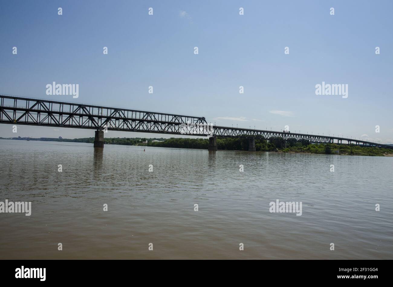 Ponte sul Danubio. Ponte di acciaio sul Danubio che collega le banche bulgare e rumene tra le città di Ruse e Giurgiu. Foto Stock