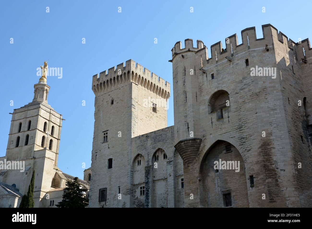 Francia, Avignone, facciata del Palais des Papes, sia fortezza che palazzo la residenza papale fu durante il 14 ° secolo la sede del cristianesimo occidentale. Foto Stock