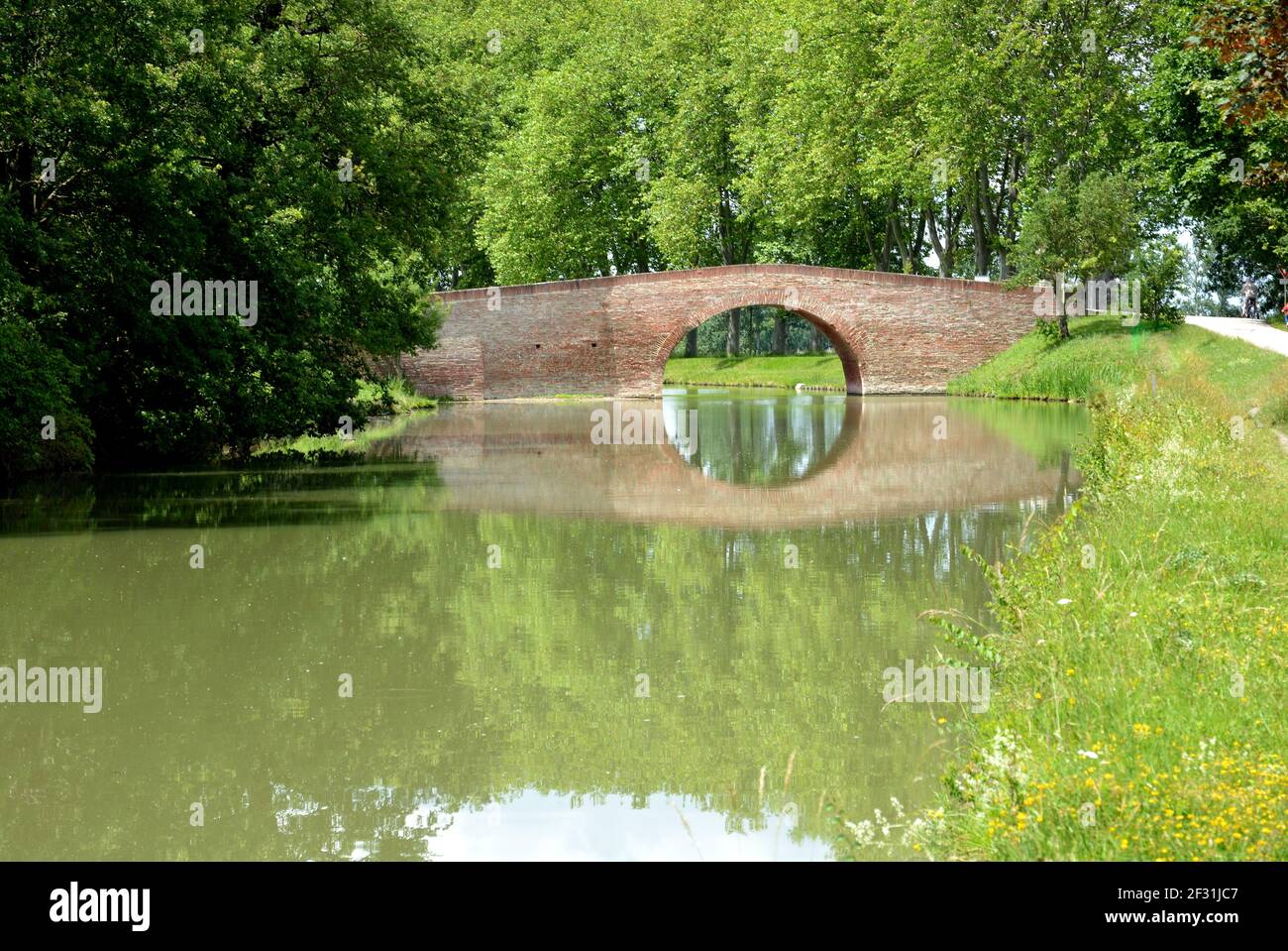Francia, haute Garonne, Tolosa, Canal du Midi, questa opera d'arte collega Tolosa al Mar mediterraneo, è patrimonio mondiale dell'UNESCO. Foto Stock