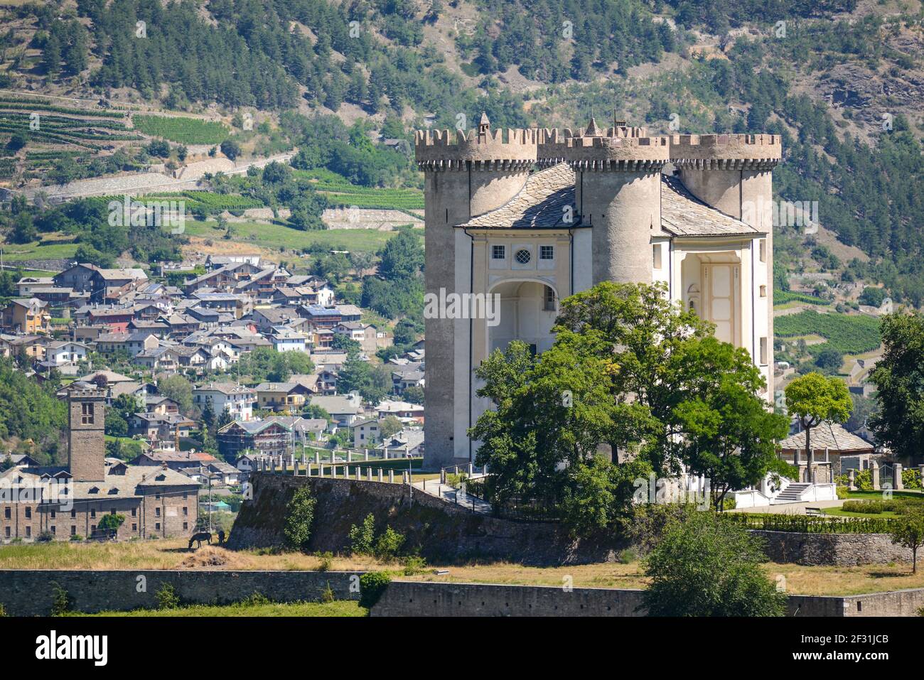 Il Castello di Aymavilles in Valle d'Aosta. Fu costruito intorno al 1300 ma successivamente rinnovato in stile rococò e ha quattro alte torri merlate Foto Stock
