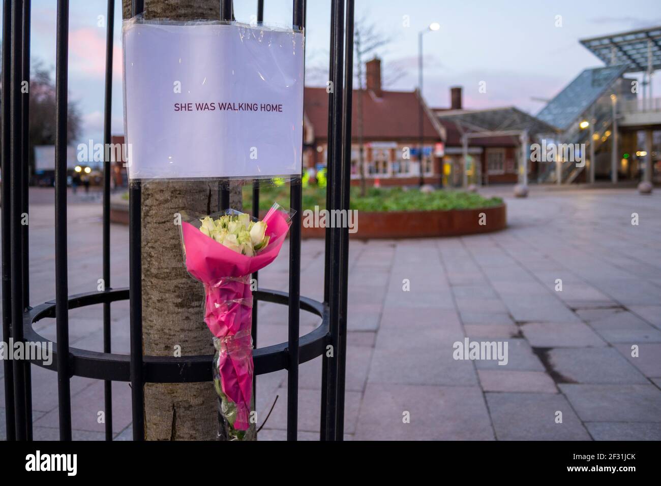 Tributo floreale alla femmina assassinata Sarah Everard fuori dalla stazione ferroviaria di Southend Victoria, Essex, Regno Unito. Fiori e segno, dicendo che stava camminando a casa Foto Stock
