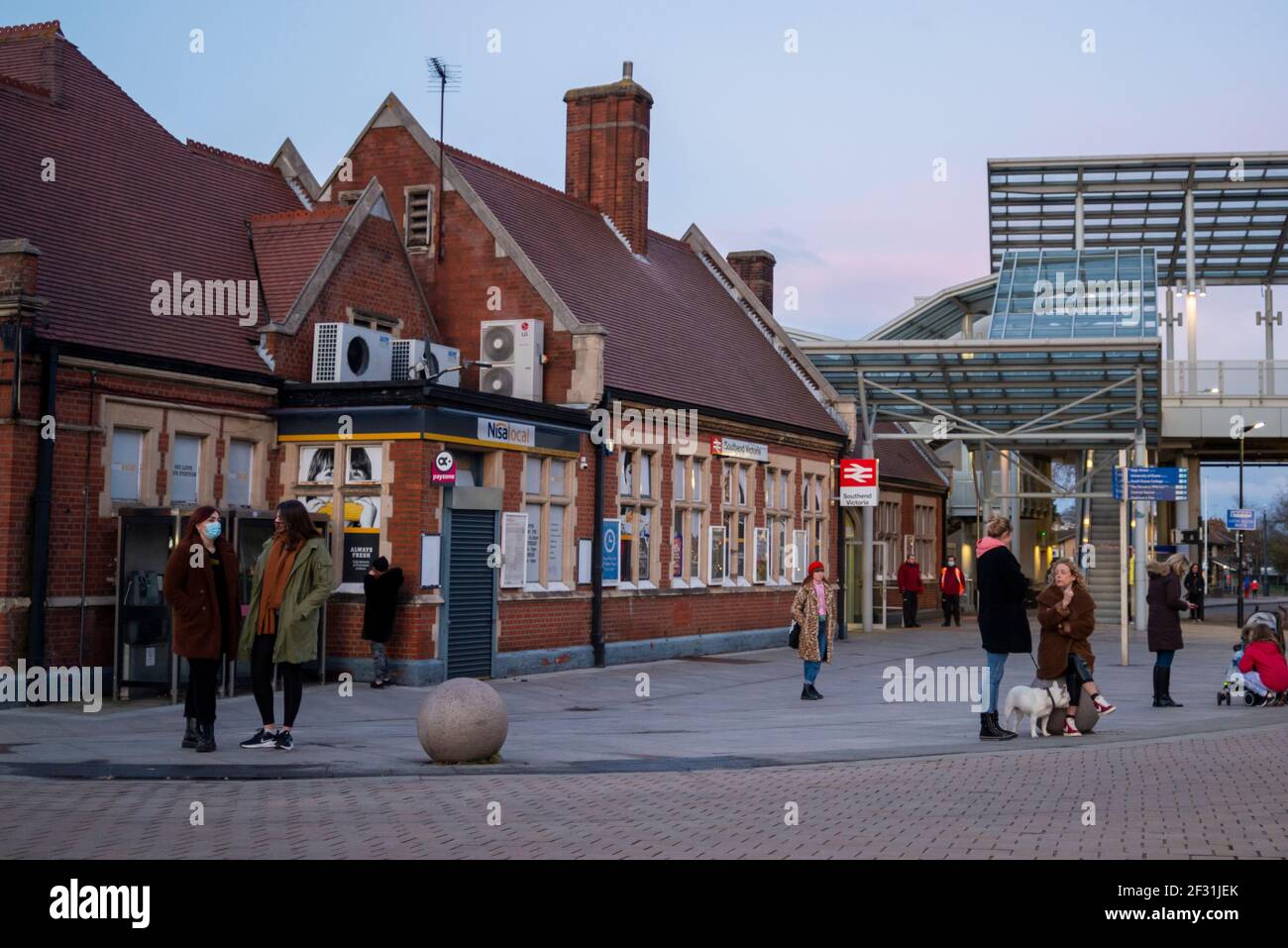 Le femmine si trovano in una piccola veglia in omaggio alla femmina assassinata Sarah Everard fuori dalla stazione ferroviaria Southend Victoria, Essex, UK. Evento annullato Foto Stock