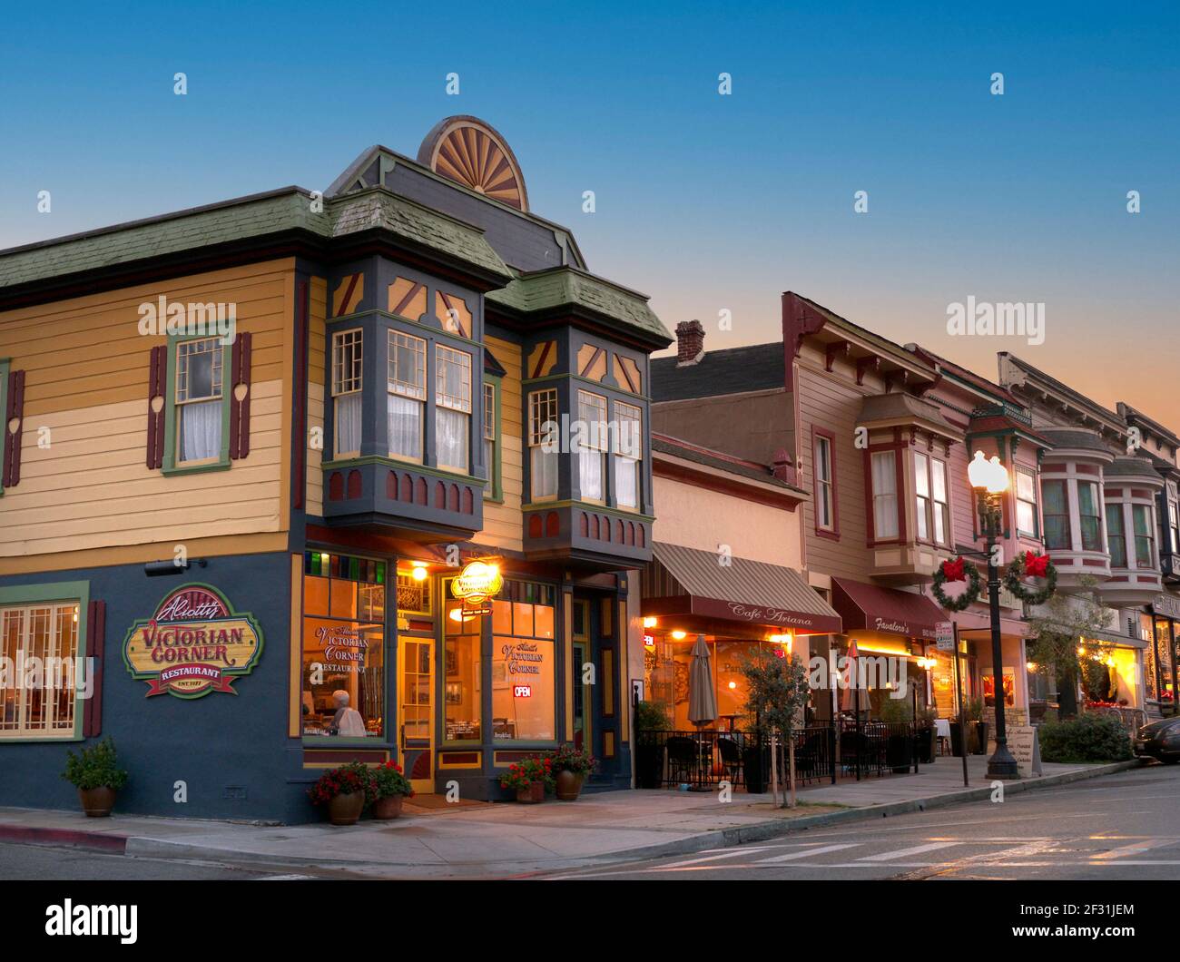 PACIFIC GROVE CALIFORNIA SUNSET American clapboard ristoranti e negozi a. Crepuscolo in Main Street Pacific Grove California USA 'americana' Foto Stock