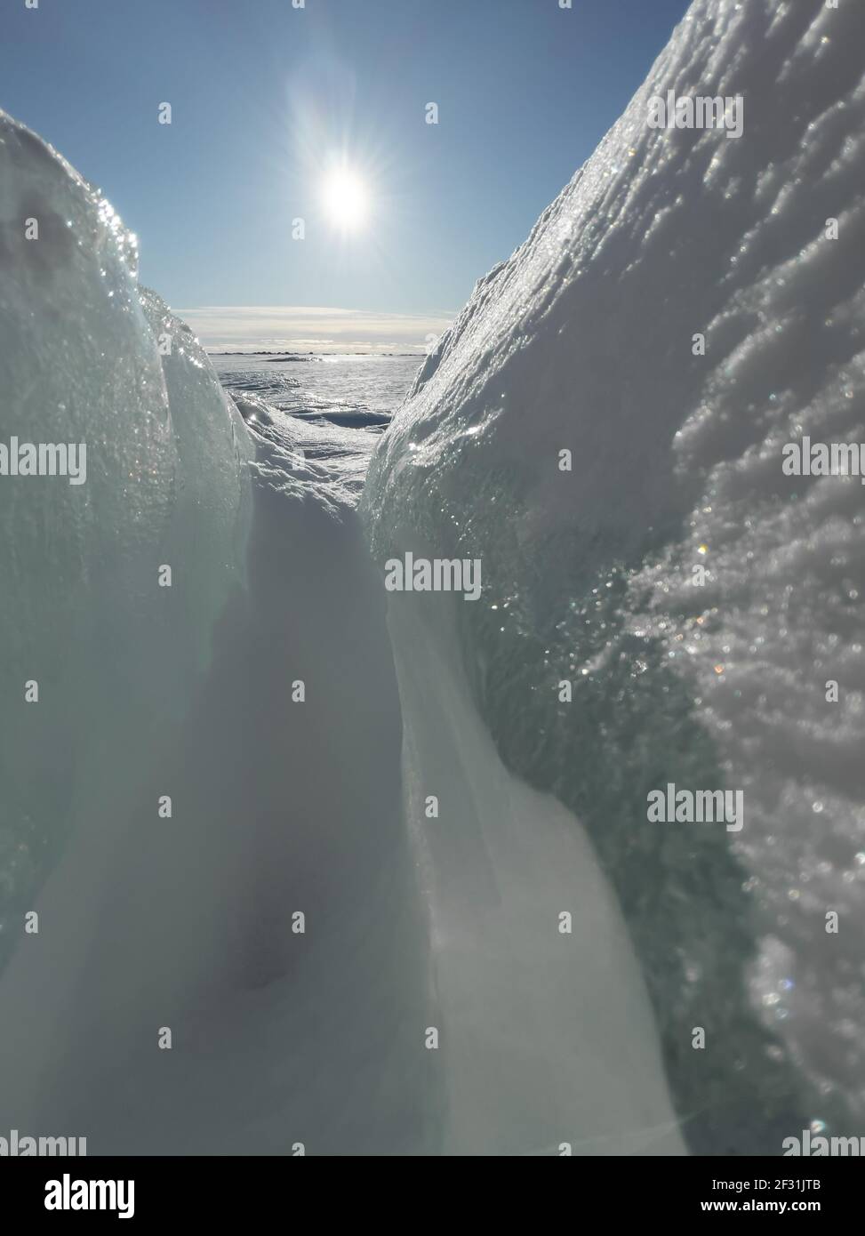 Pendii di ghiaccio nella soleggiata giornata invernale, ghiaccio trasparente di colore blu, cielo puramente blu, lunghe ombre, terra vergine ricoperta di neve pura, barkhans di neve, Foto Stock