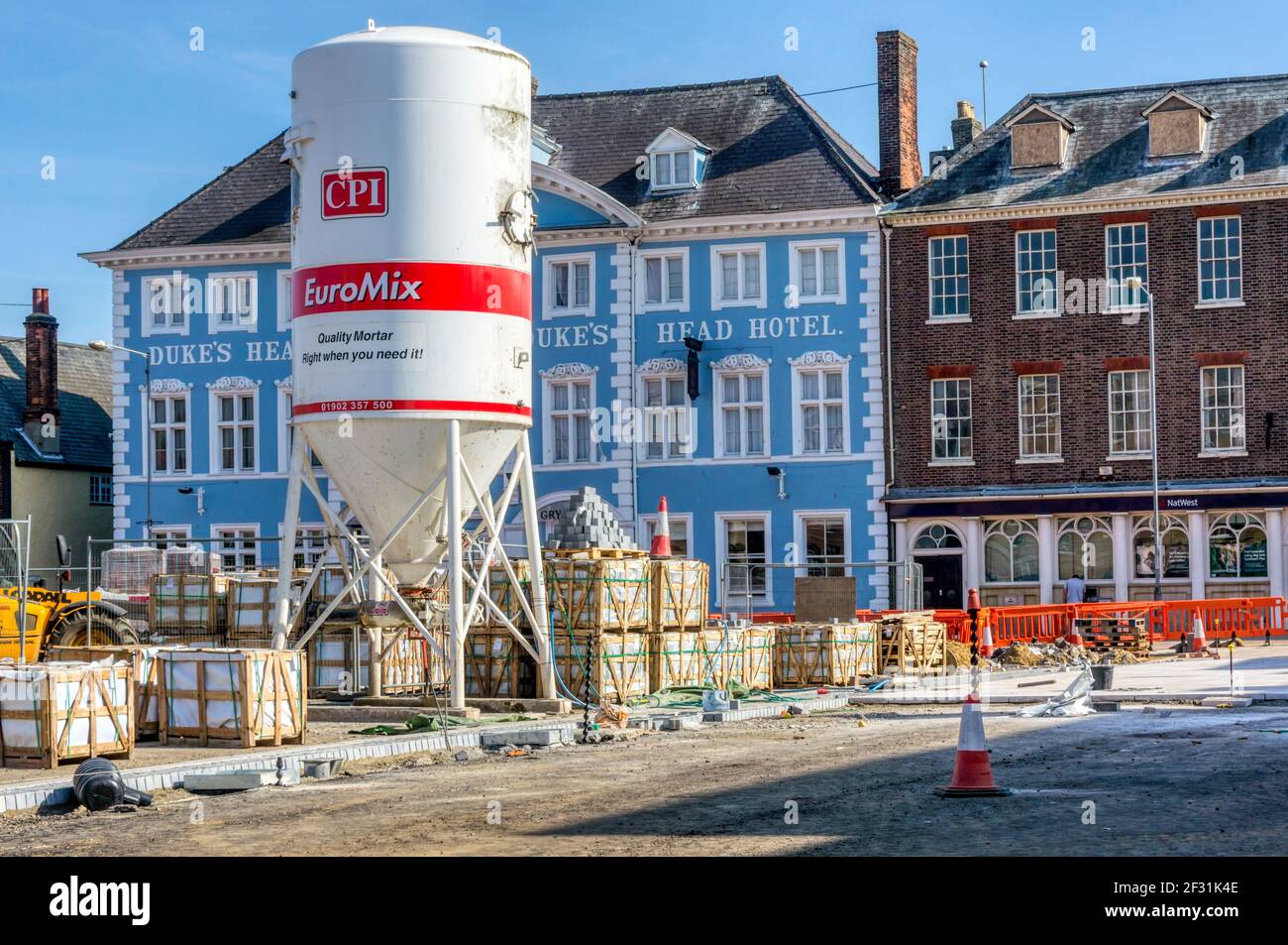 Un EuroMix calcestruzzo o malta tramoggia essendo utilizzati per la riqualificazione di parte del King's Lynn Tuesday Market Place. Foto Stock