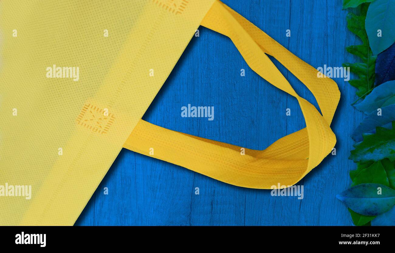 Sacchetto riutilizzabile per borsa tote, concetto di riduzione dei rifiuti in plastica. Sacchetto in PP non tessuto. Shopping e borsa regalo Foto Stock