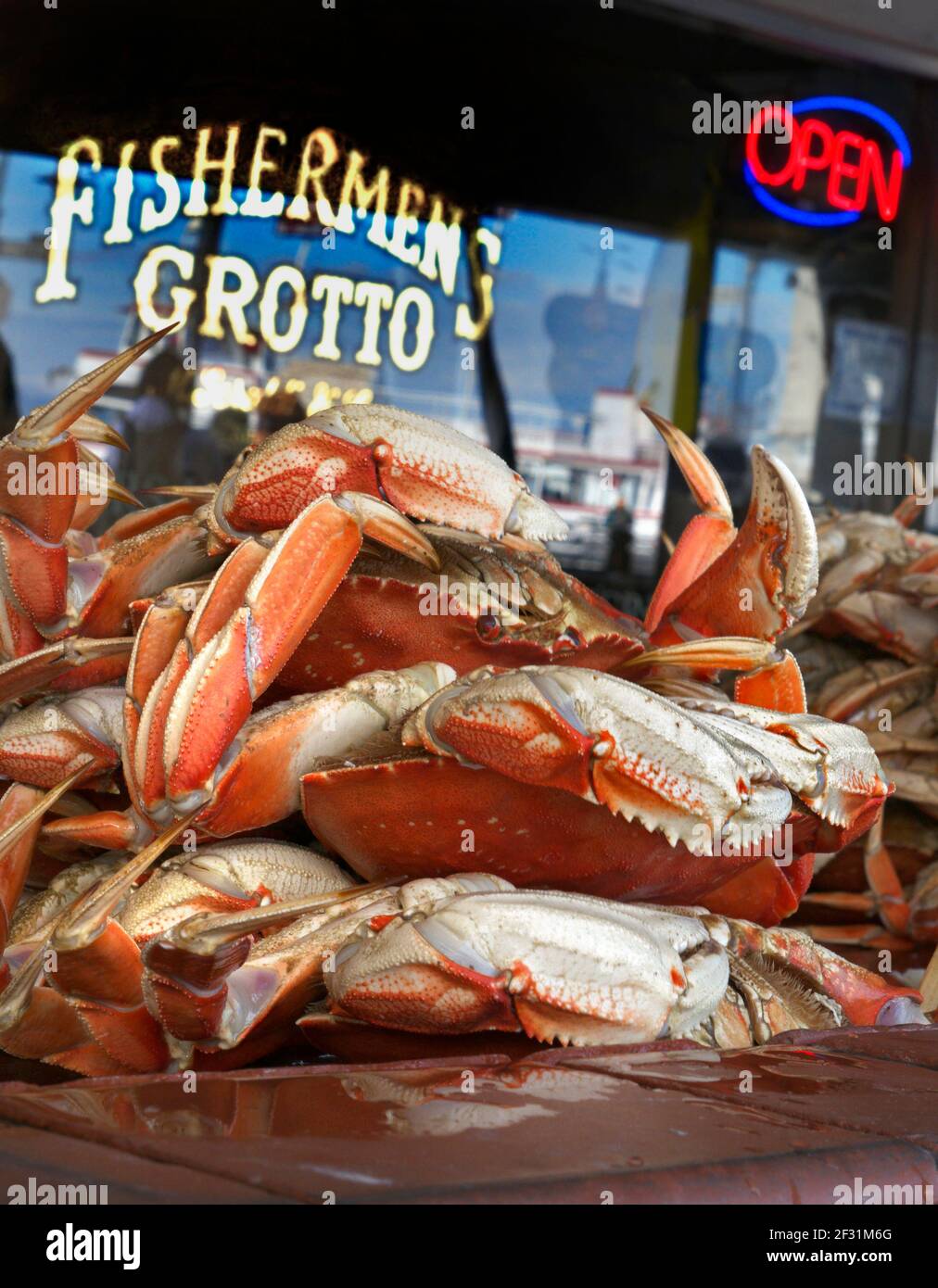 FISHERMAN'S WHARF GROTTO APERTO SEGNO GRANCHI SAN FRANCISCO APPENA COTTO AL VAPORE Preparazione dei granchi di Dungeness al Fisherman's Wharf di San Francisco, California STATI UNITI Foto Stock