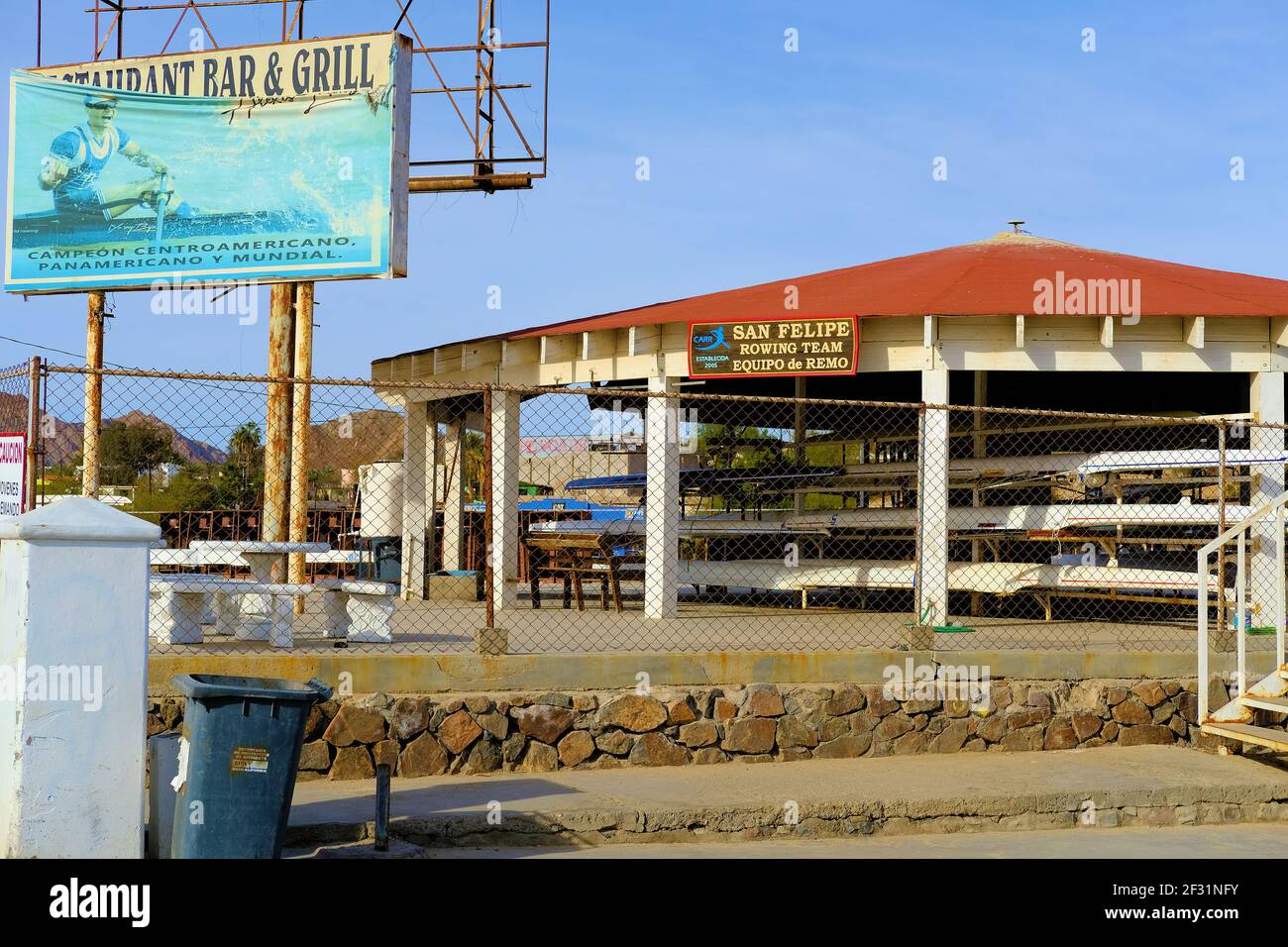 Attrezzature per il San Felipe Rowing Team situato vicino alla baia di San Felipe, Baja California, Messico o il Golfo della California; sport acquatici. Foto Stock