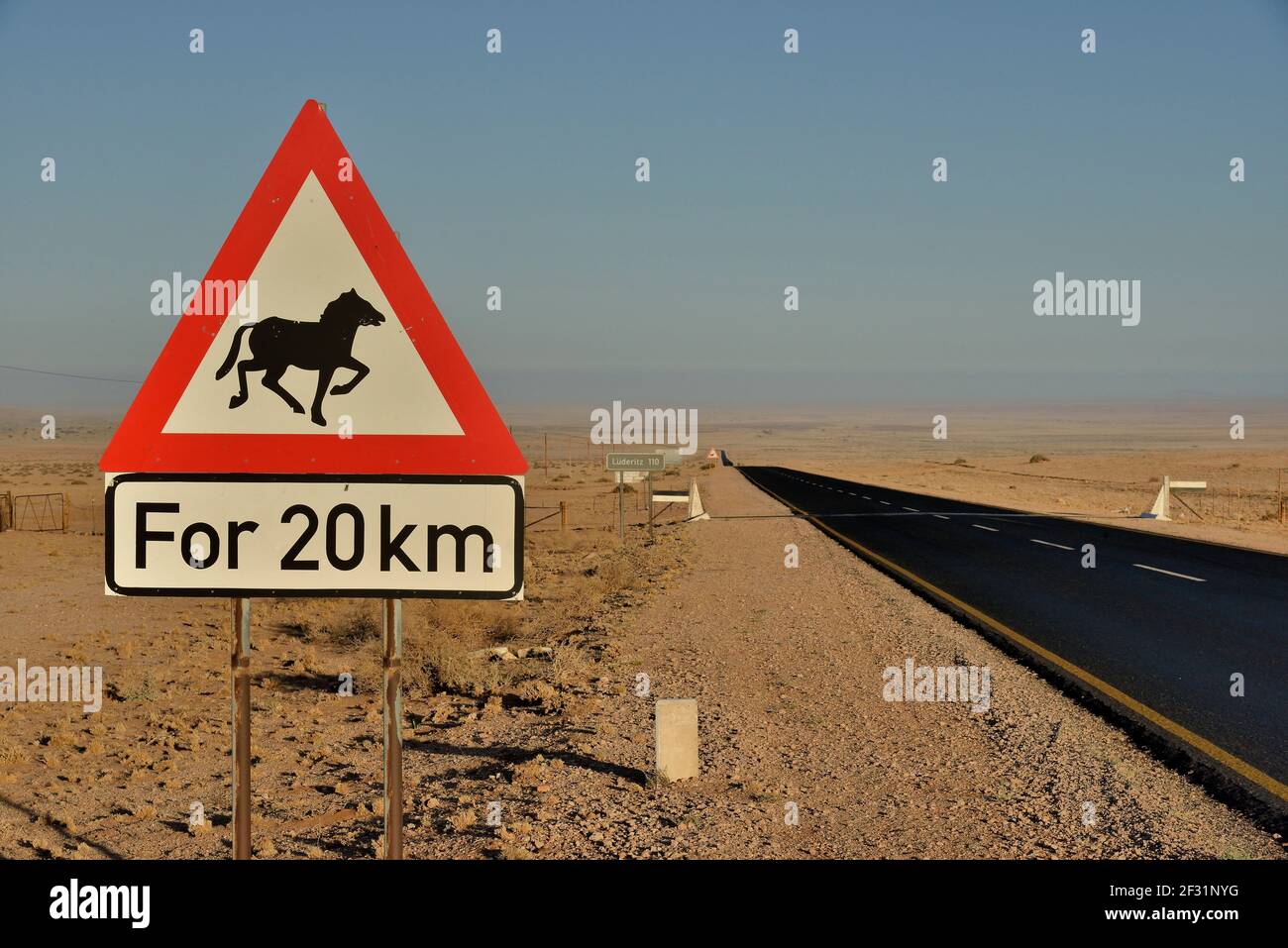 Geografia / viaggio, Namibia, segno 'Vorsicht Pferde' vicino Aus, regione Kara, diritti aggiuntivi-clearance-Info-non-disponibile Foto Stock