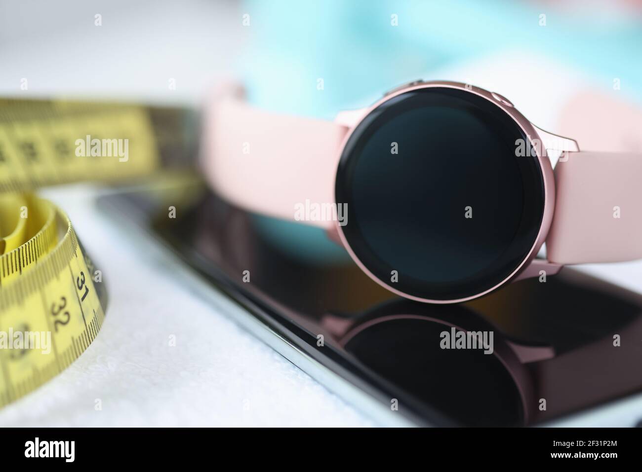 Smartphone Smart Watch e centimetro per le misurazioni del corpo si trovano su tabella Foto Stock
