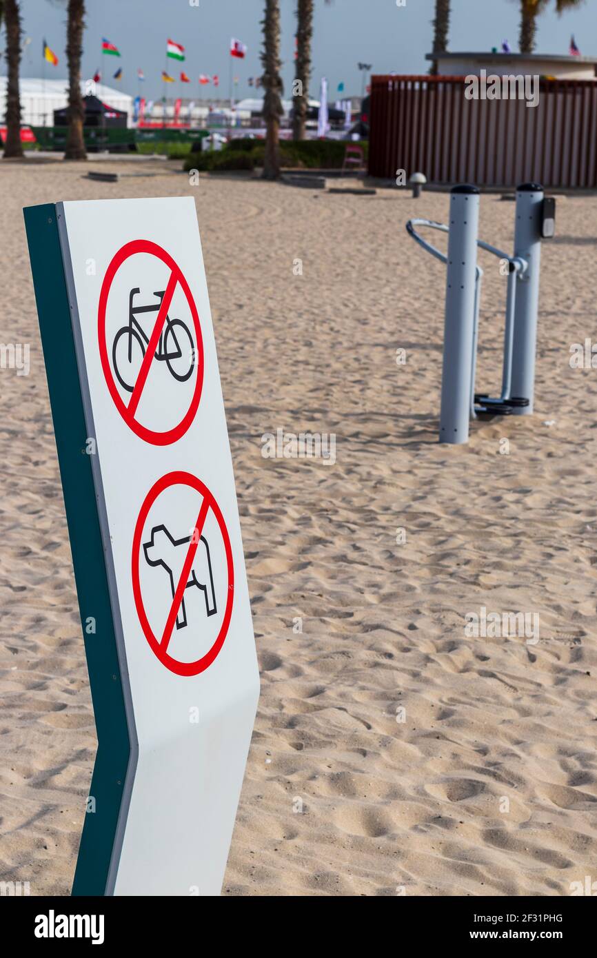 Non ci sono biciclette, non sono ammessi cani e cartello in spiaggia Foto Stock