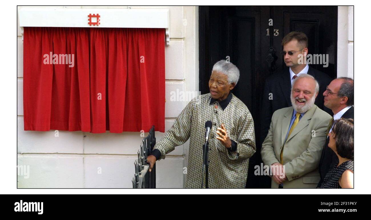 Inglese Heritage Blue Plaque svelando da Nelson Mandela ai compagni sudafricani della libertà combattenti Joe Slovo e Ruth prima, che ha vissuto a 13 Lyme Street, Camden, Londra durante l'aparthied years.pic David Sandison 11/7/2003 Foto Stock
