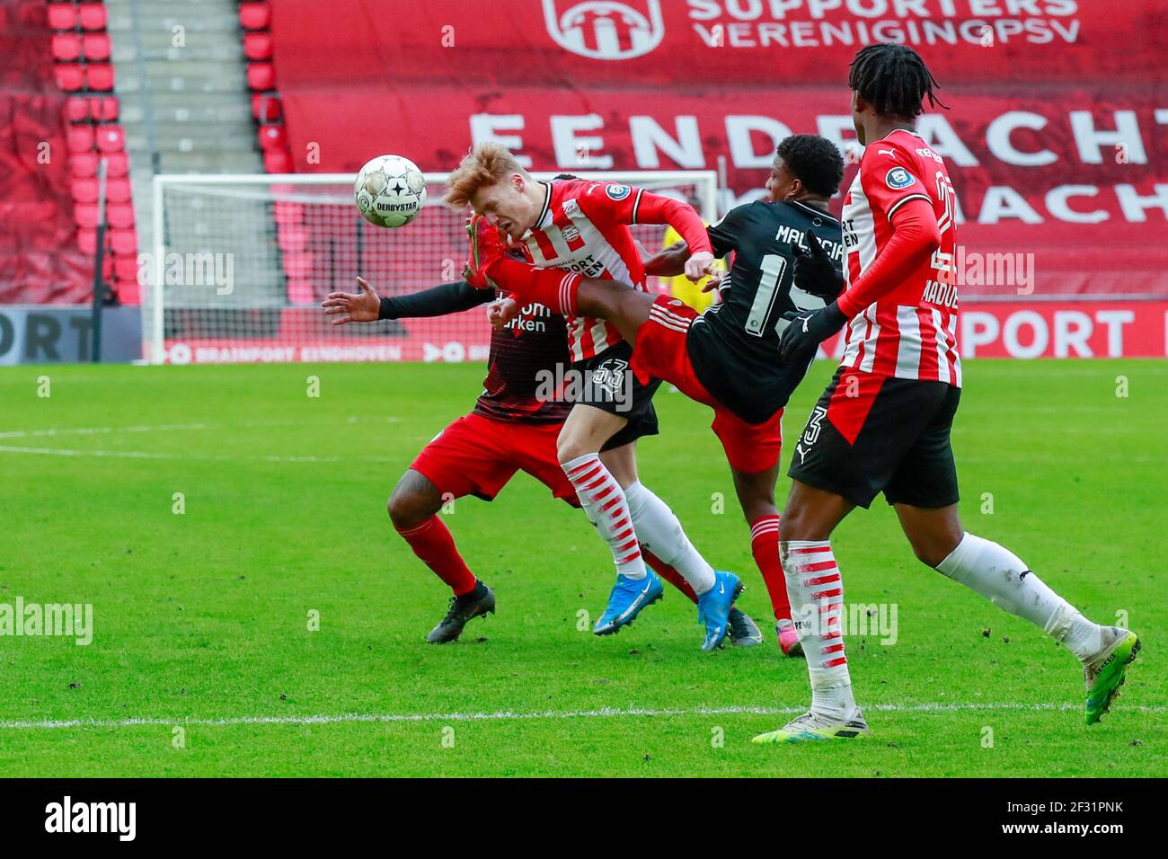 EINDHOVEN, PAESI BASSI - MARZO 14: Yorbe Vertessen di PSV Eindhoven e Tirell Malacia di Feyenoord durante la partita olandese di Eredivisie tra PSV Eind Foto Stock