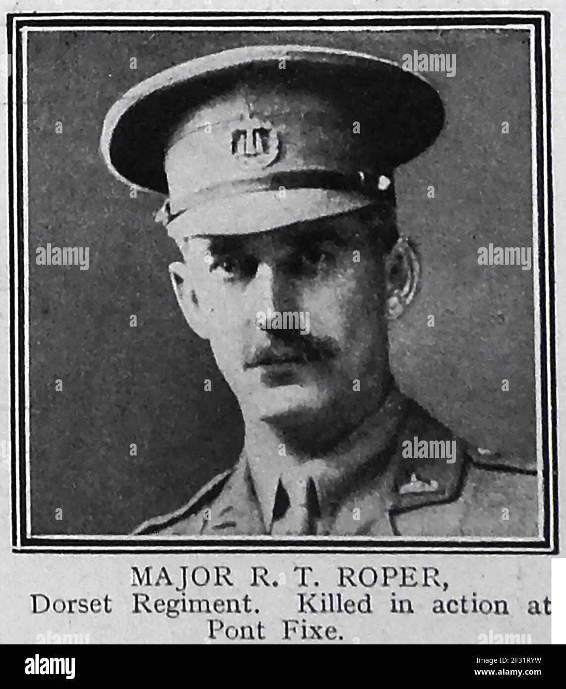 MAJOR R T ROPER del reggimento Dorset che è stato ucciso in azione a Pont Fixe - un ritratto stampato da una pagina di 1914-1915 ruolo di onore di coloro che sono stati uccisi in azione nella prima guerra mondiale. Foto Stock