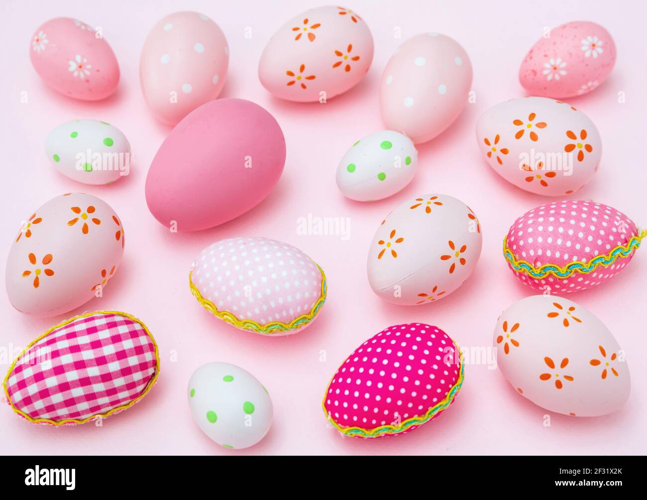 Collezione di uova di Pasqua colore rosa pastello su sfondo rosa. Modello del biglietto di auguri di buona Pasqua. Festa della religione cristiana e decoratio Foto Stock