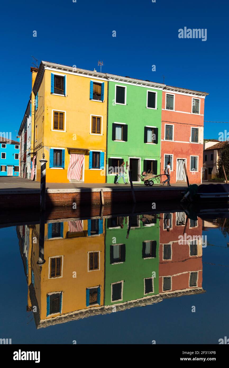 Italia, Burano, casa colorata che si riflette nel canale Foto Stock