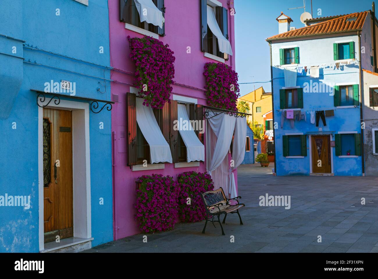 Italia, Venezia, Burano, un cortile con case colorate Foto Stock