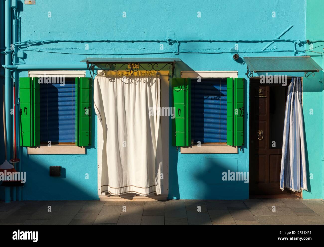 Italia, Venezia, Burano, un cortile con case colorate Foto Stock