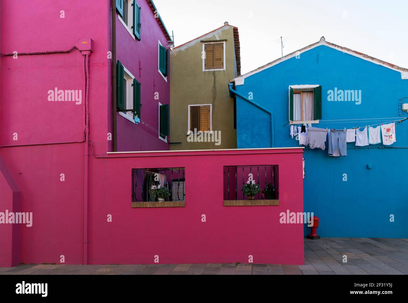 Italia, Venezia, Burano, case colorate con appendiabiti Foto Stock