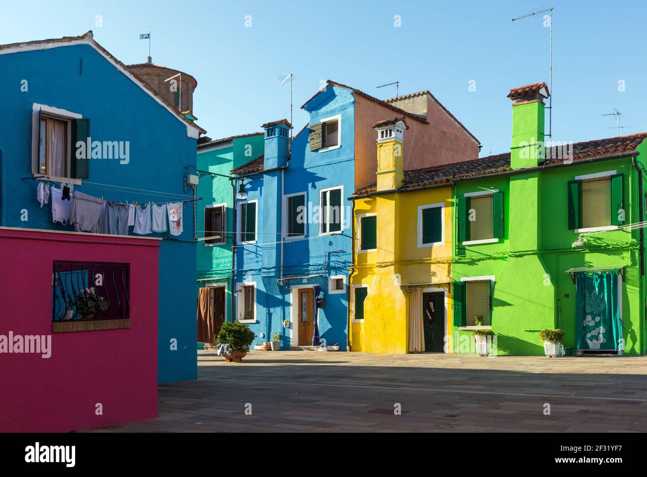 Italia, Venezia, case colorate sull'isola veneziana di Burano Foto Stock