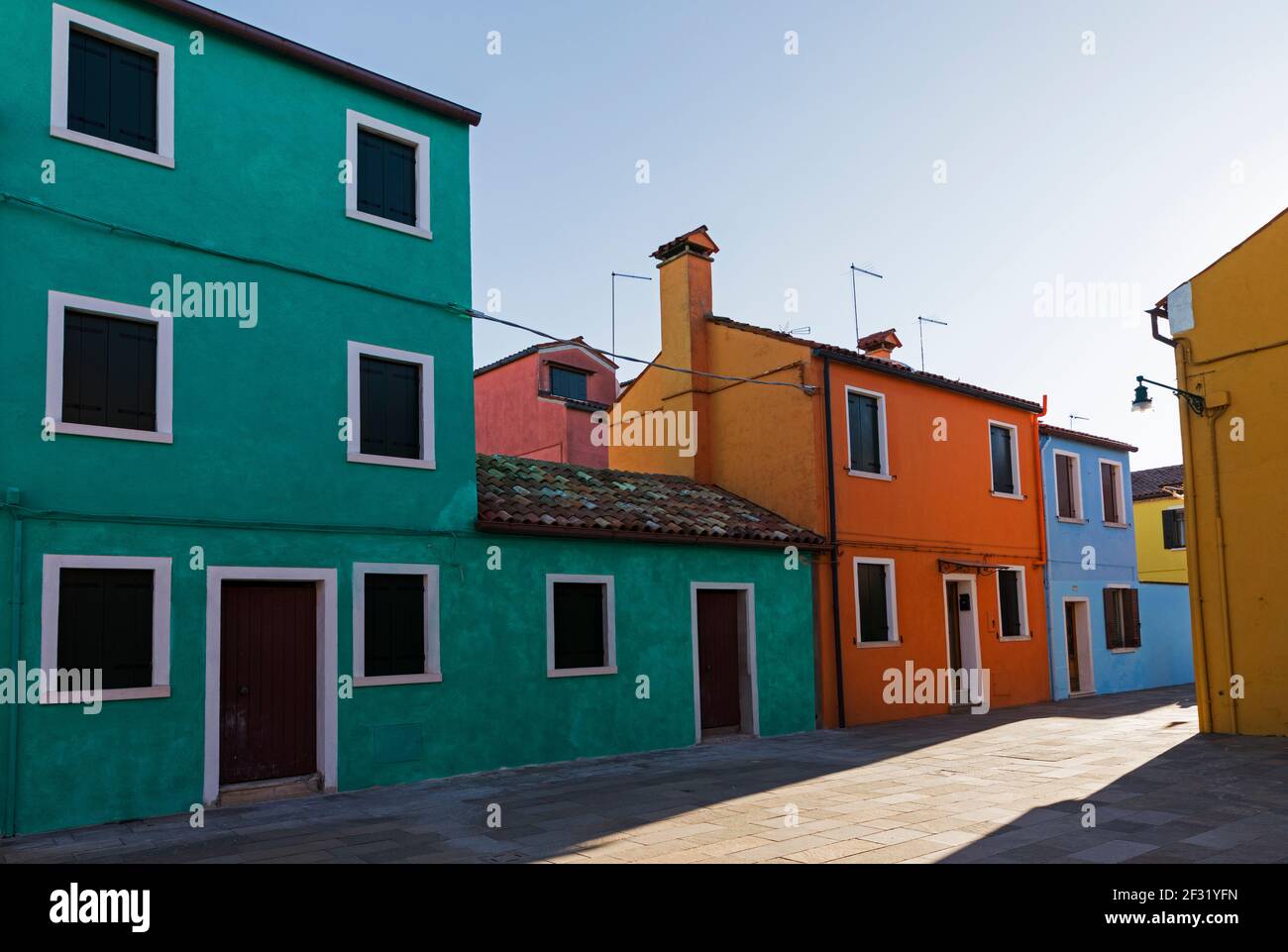 Italia, Venezia, Burano, colorate case a schiera Foto Stock