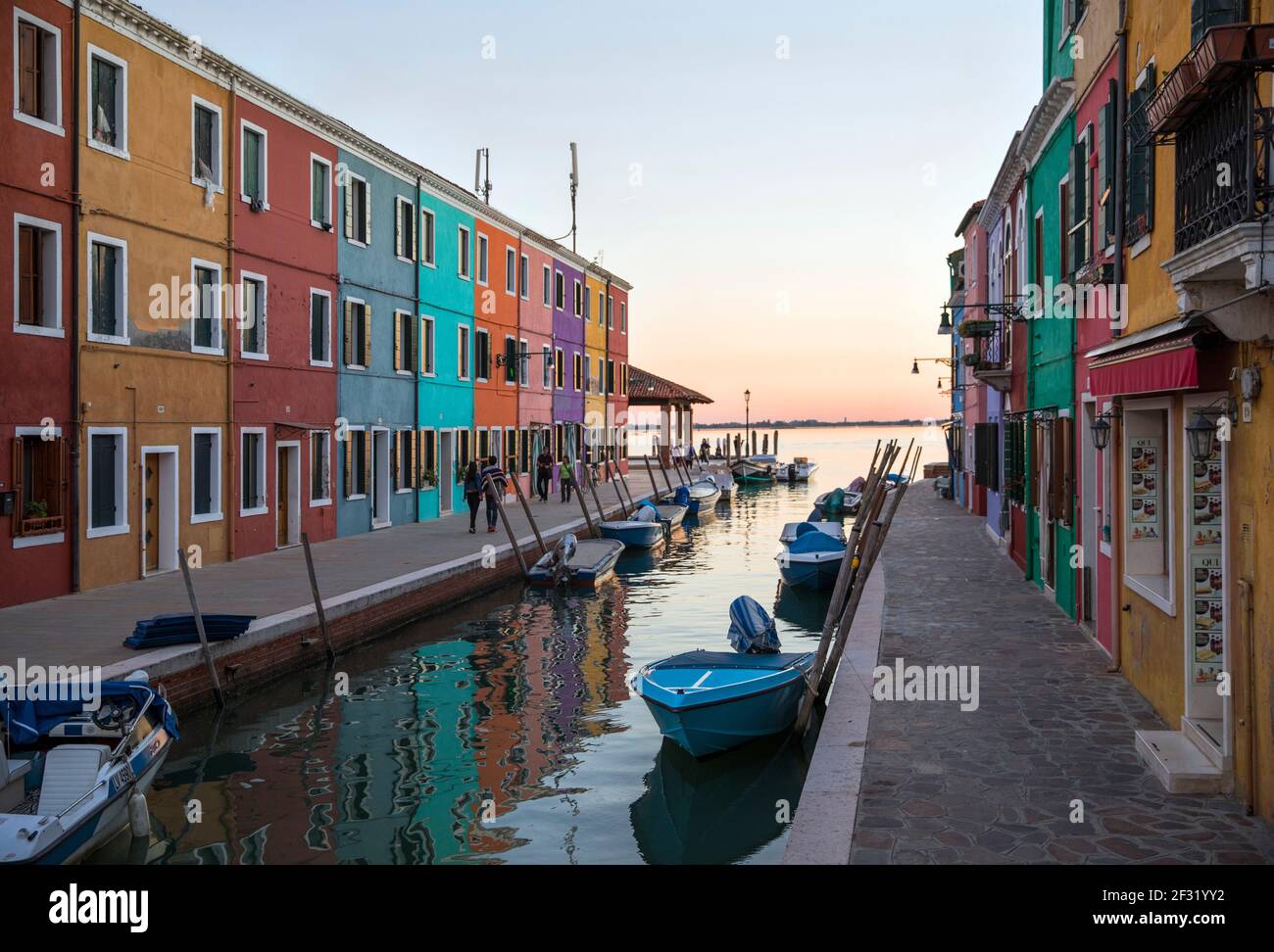 Italia, Venezia, Burano, edifici colorati che costeggiano un canale. Burano era un'isola di pescatori ed era nota anche per il merletto. Foto Stock