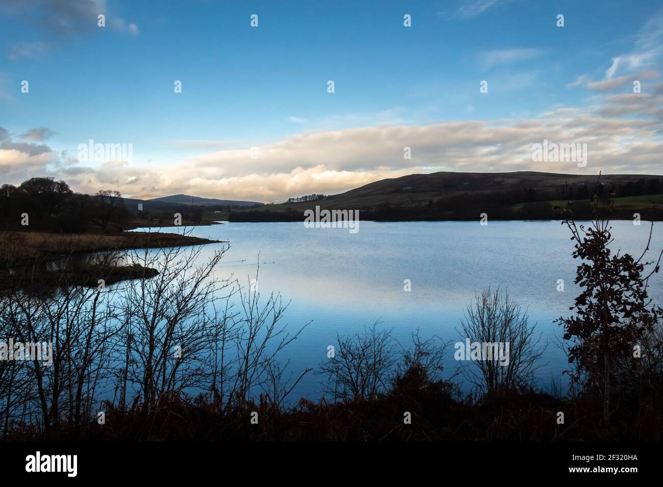 Carsfad Loch al tramonto sul Galloway Hydro Electric Scheme, Dumfries e Galloway, Scozia Foto Stock