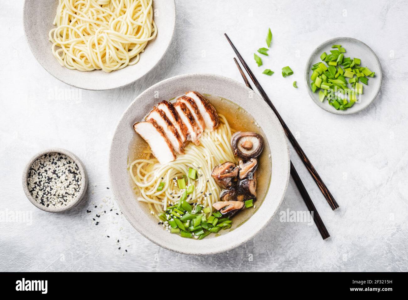 Ciotola per zuppa di noodle con ramen di pollo. Cucina asiatica, zuppa di noodle con carne di pollo e funghi shiitake Foto Stock