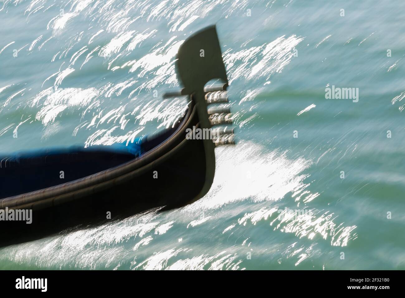 prua di gondola con sfocatura del movimento Foto Stock
