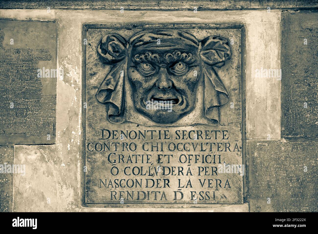Italia,Venezia,Palazzo Ducale, una bocca di leone usata per denunciare gli evasori fiscali Foto Stock