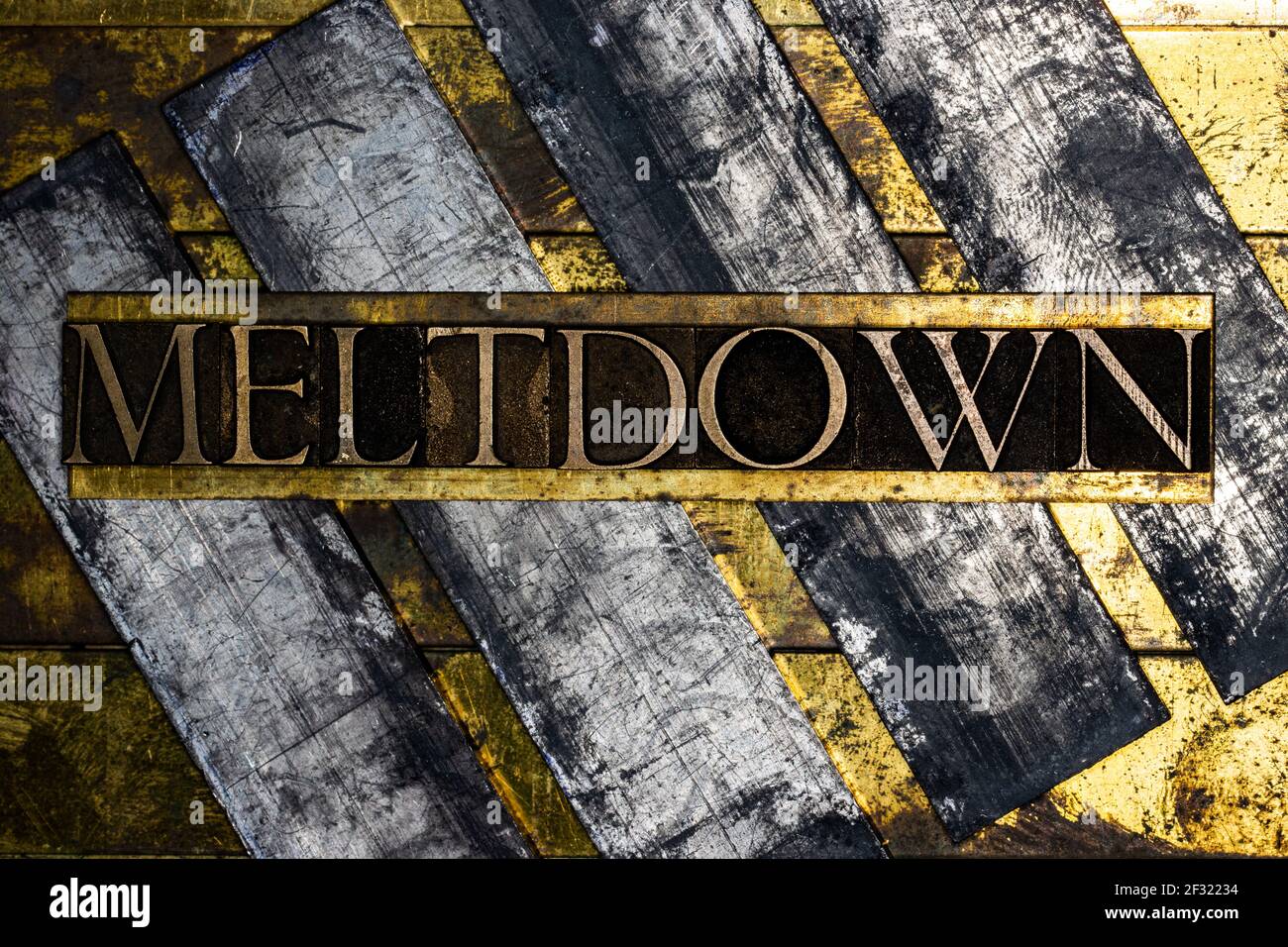 Testo Meltdown su sfondo oro e rame grunge vintage Foto Stock