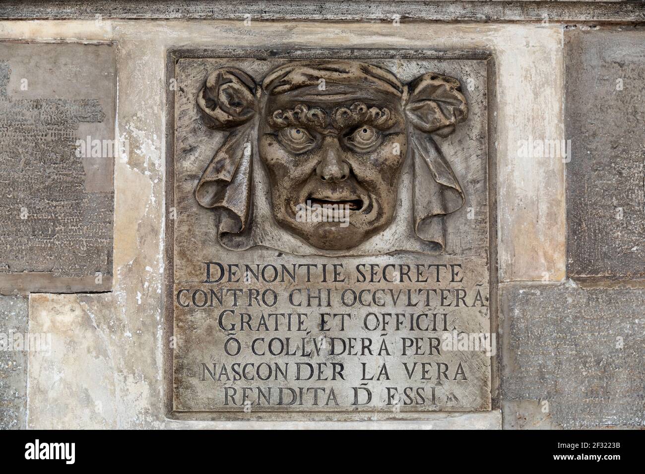 Italia,Venezia,Palazzo Ducale, una bocca di leone usata per denunciare gli evasori fiscali Foto Stock