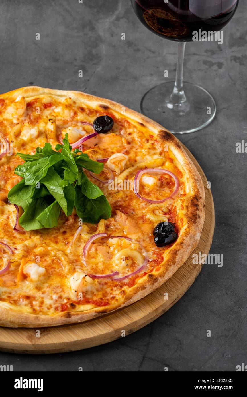 Deliziosa pizza di pesce su tavolo di pietra grigio scuro Foto stock - Alamy