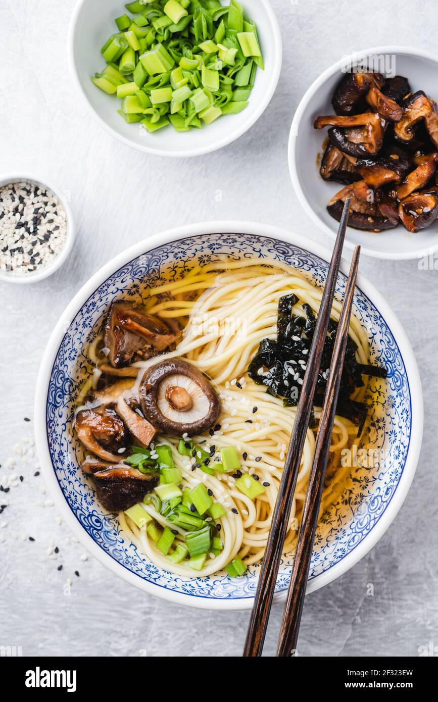 Ciotola ramen con funghi shiitake. Zuppa di noodle asiatica Ramen con funghi, versione vegetariana e vegana Foto Stock