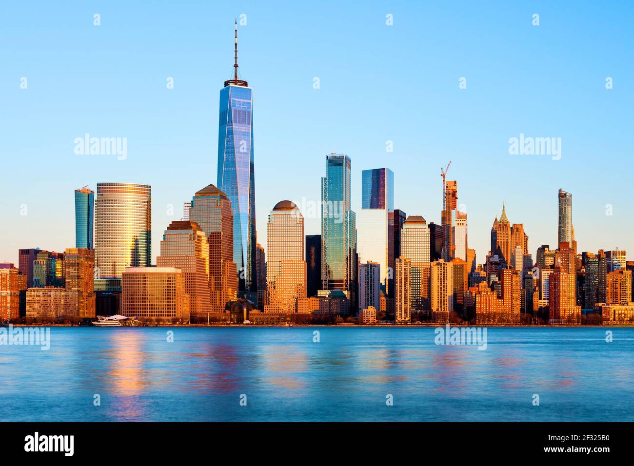 New York Skyline, Lower Manhattan con Freedom Tower e World Financial Center, Hudson River, New York City. Foto Stock
