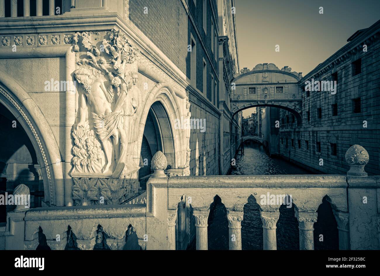 Italia,Venezia,Ponte dei Sospiri e l'ubriachezza di Noè dal Ponte della paglia Foto Stock