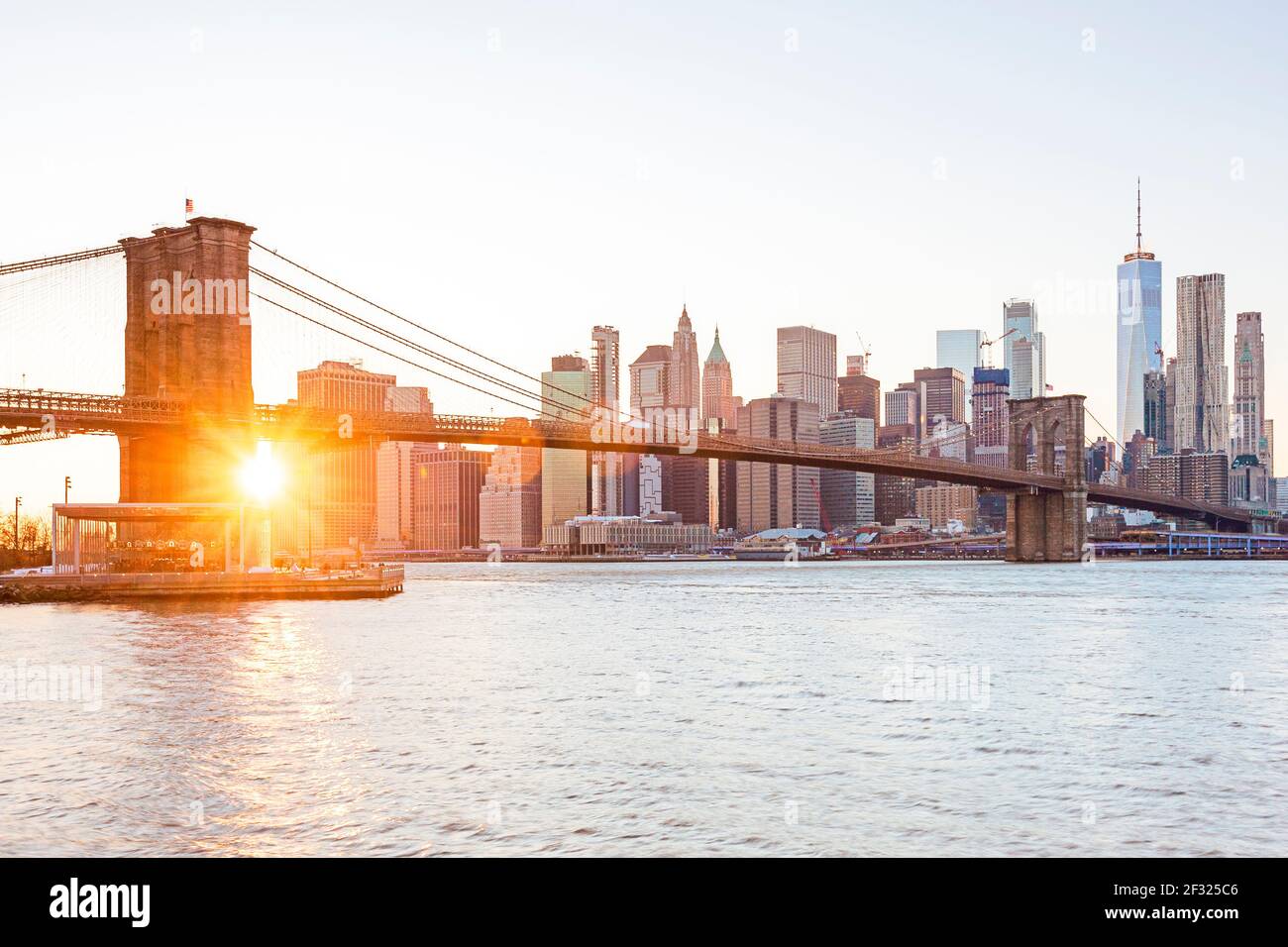 Sunset New York Skyline, Lower Manhattan Financial District, East River, Brooklyn Bridge e One WTC, New York City. Foto Stock