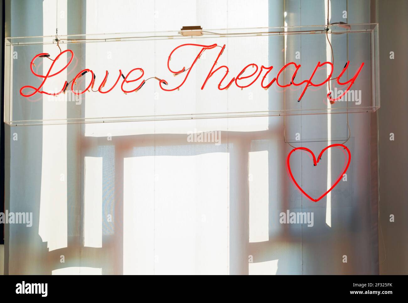 cartello al neon "love therapy" Foto Stock