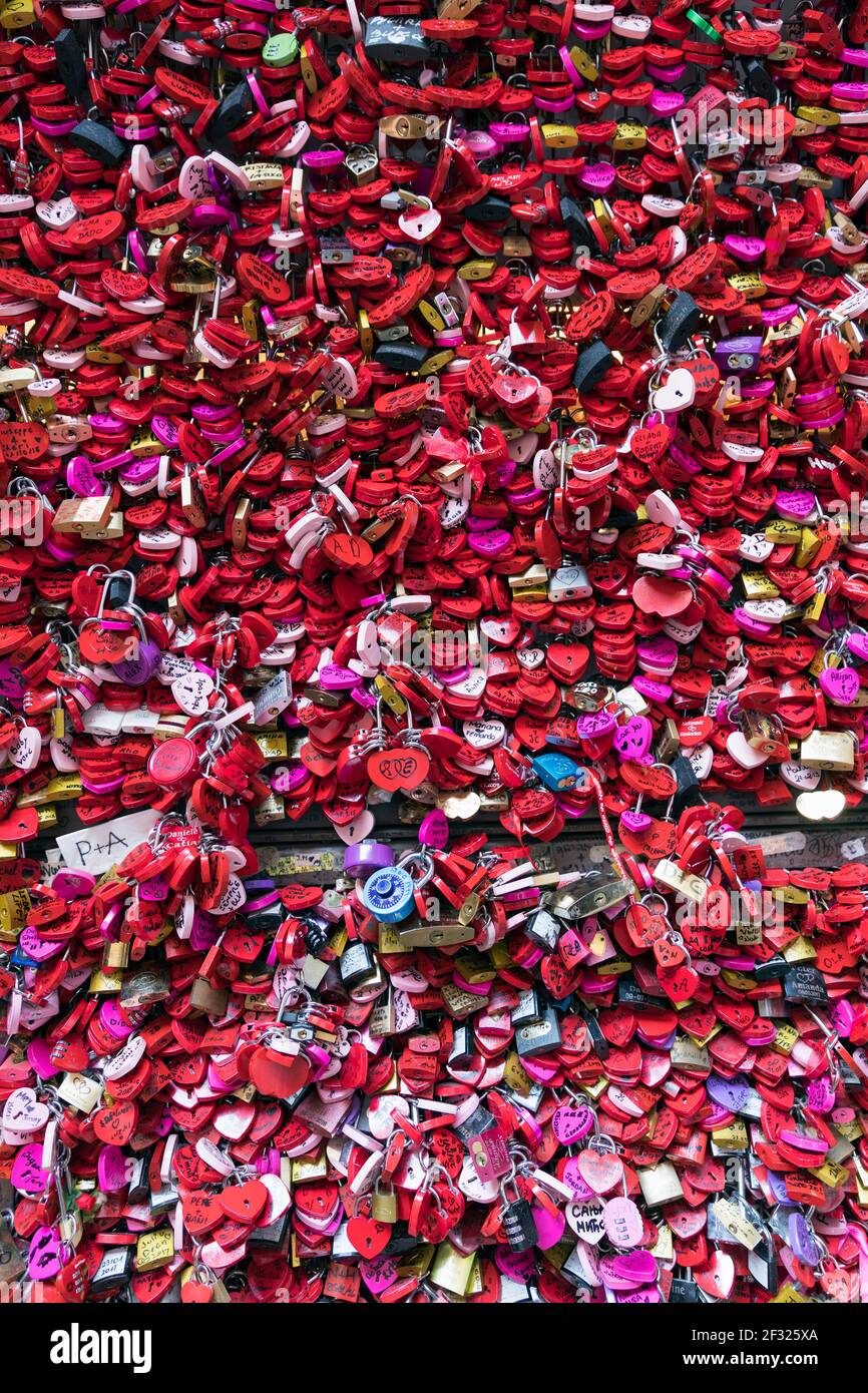Italia,Verona, Casa di Giulietta, una massa di chiuse rosse a forma di cuore, segno di impegno per l'amore Foto Stock
