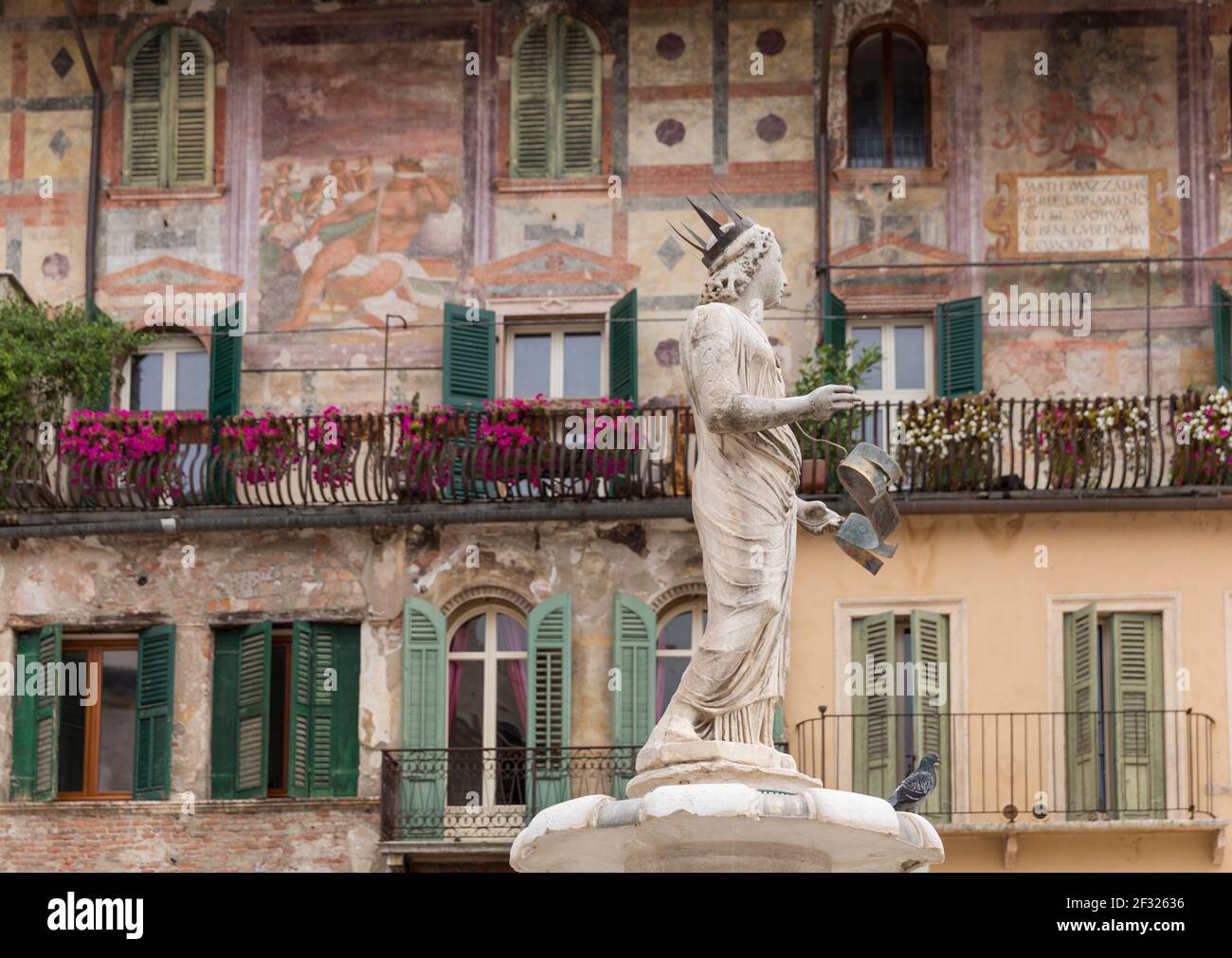 Italia, Verona, Piazza delle Erbe, le Case Mazzanti affrescate e la fontana della Madonna di Verona del 1368. Foto Stock
