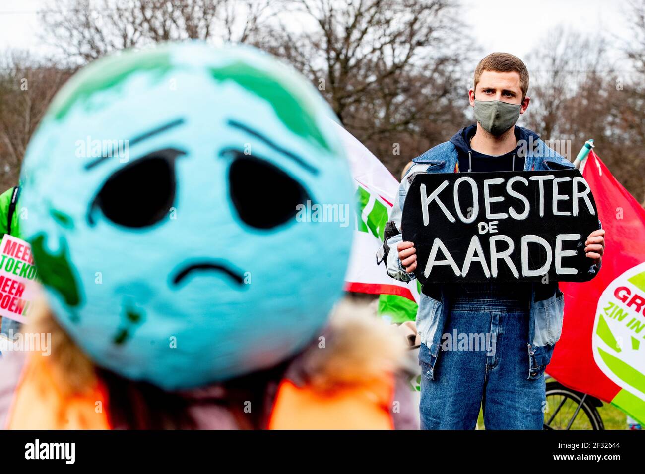 L'AIA, PAESI BASSI - MARZO 14: I manifestanti sono visti durante una manifestazione contro il cambiamento climatico il 14 marzo 2021 a l'Aia, Paesi Bassi, giorni prima delle elezioni generali del marzo 17 e come parte delle proteste intorno al paese che è stato un cosiddetto allarme climatico. (Foto di Niels Wenstedt/BSR Agency/Alamy Live News) DEN HAAG - Demonstranten bijeen op de Koekamp a Den Haag voor het Klimaatalarm. Van Groningen tot Maastricht en Terneuzen tot Hoorn, op ruim 40 locaties gaat op zondag 14 maart in het hele Land om 15:00 uur het Klimaatalarm af. Vanuit huis, tijdens coronaproof demonstr Foto Stock