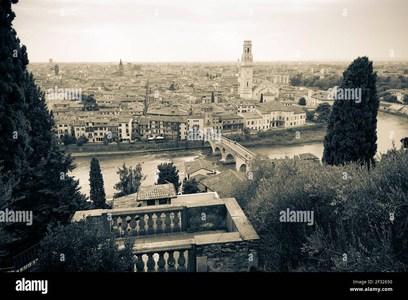 Italia, Verona, immagine in bianco e nero della città di Verona vista dal Museo Archeologico. Foto Stock