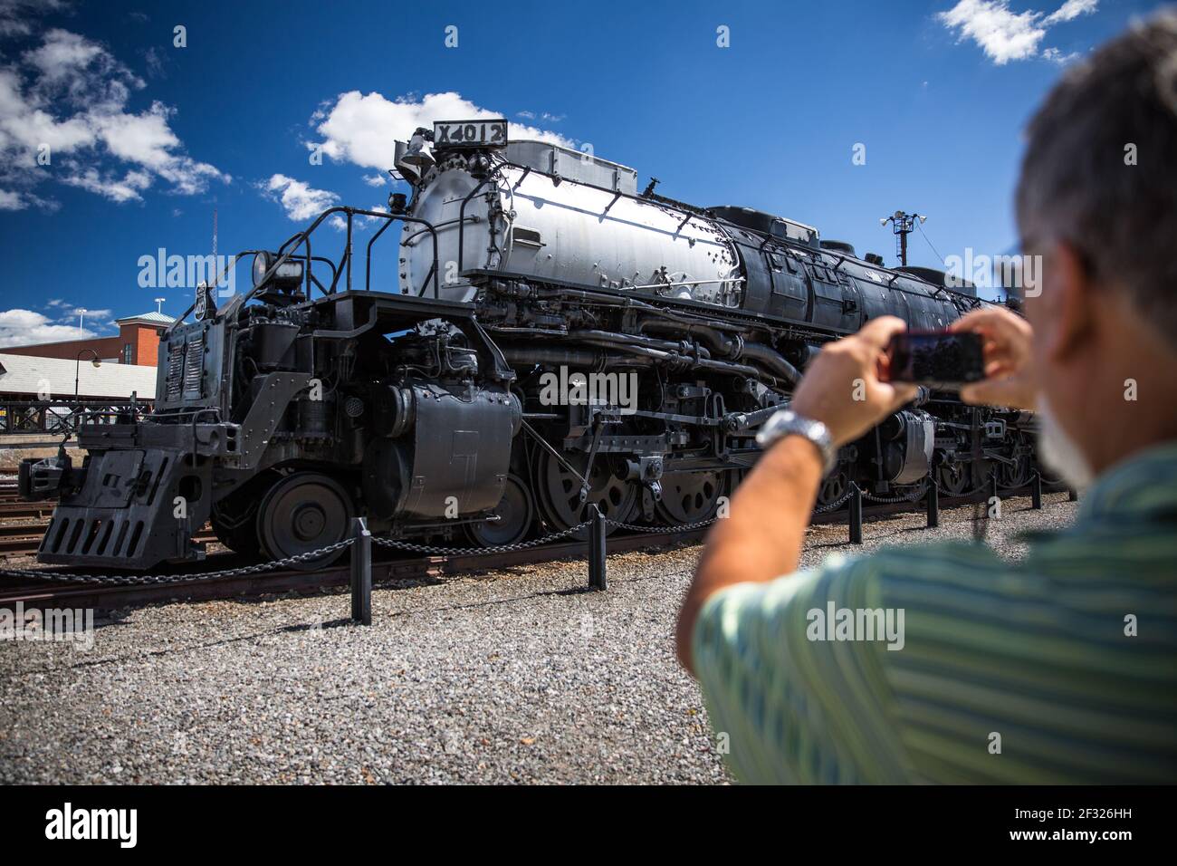 Uomo anziano che scatta una foto della locomotiva a vapore Union Pacific Big Boy X4012 a Scranton, Pennsylvania la locomotiva a vapore Union Pacific Big Boy X4012 a Scranton Foto Stock
